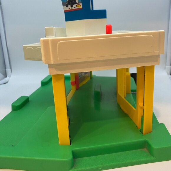 1980 Fisher-Price Play Family Airport Terminal #2502 - Picture 4 of 7